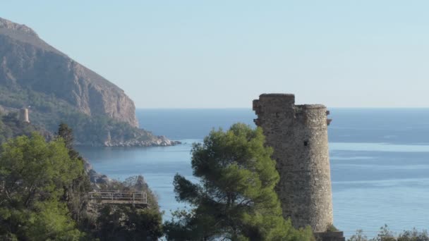 西班牙Nerja的El Pino了望塔和La Caleta或El Cauelo的望塔 — 图库视频影像