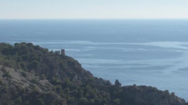 La Caleta 'nın Gözcü Kulesi ya da güneşli bir günde mavi denizli El Cauelo