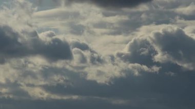 Gün batımında mavi gökyüzünde bulutlar. Zaman Süreleri