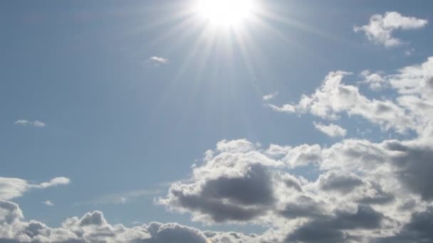 Wolken Ziehen Auf Und Sonne Blauen Himmel Zeitraffer — Stockvideo