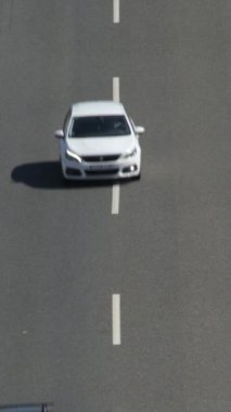 Otobanda dolaşan arabalar. 4K Dikey