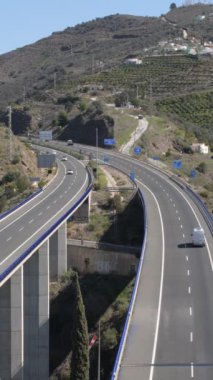 Otobanda dolaşan araçlar. 09 / 03 / 2024, Torrox, İspanya. 4K Dikey