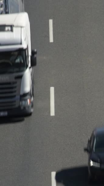 汽车在公路上行驶 4K垂直 — 图库视频影像