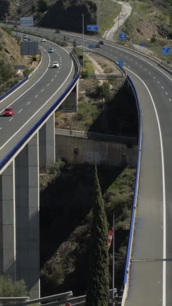 汽车在桥上行驶的公路 — 图库视频影像
