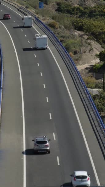 Carros Circular Numa Auto Estrada 2024 Torrox Espanha Vertical — Vídeo de Stock