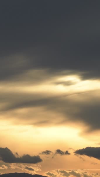 Égbolt Felhőkkel Naplementekor Függőleges — Stock videók