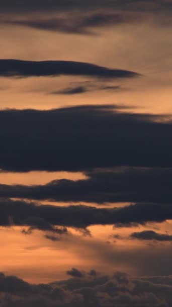 Wolken Die Sich Bei Sonnenuntergang Himmel Bewegen Vertikal — Stockvideo