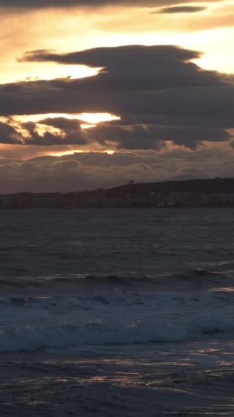 Stranden Med Moln Himlen Vid Solnedgången Vertikal — Stockvideo