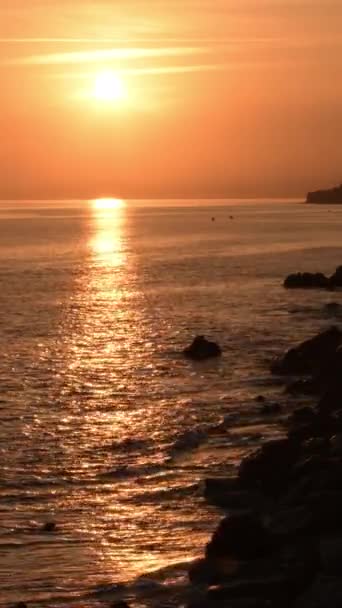Zlatý Západ Slunce Skalnaté Pláži Svisle — Stock video