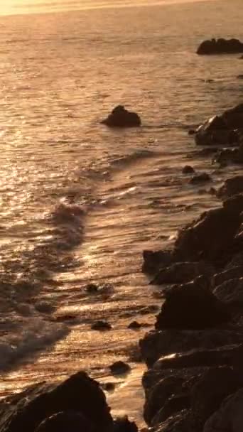 Felsiges Ufer Bei Sonnenuntergang Vertikal — Stockvideo