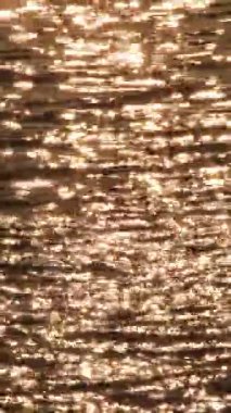 Gün batımında altın dalgalar. 4K Dikey