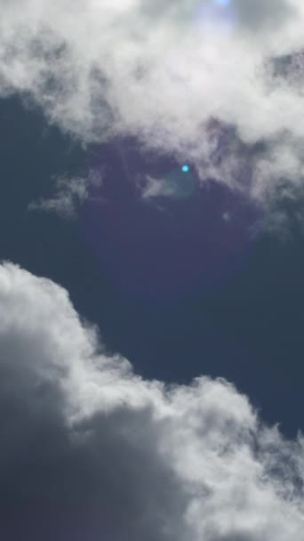 Nuvens Brancas Céu Azul Time Lapse Vertical — Vídeo de Stock