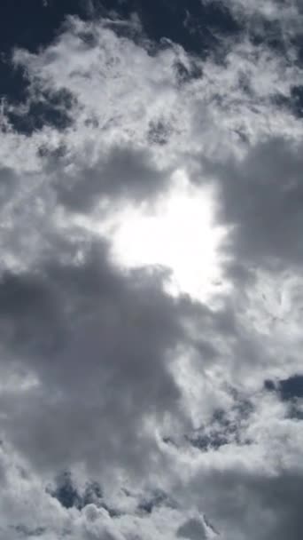 Weiße Wolken Und Sonne Blauen Himmel Zeitraffer Vertikal — Stockvideo