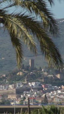İspanya, Velez Malaga 'daki Fortaleza Kalesi ve Karayolu. 4K Dikey