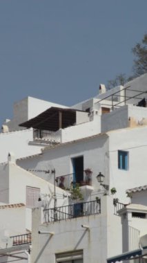 Endülüs köyündeki beyaz evlerdeki balkonlar. 4K Dikey