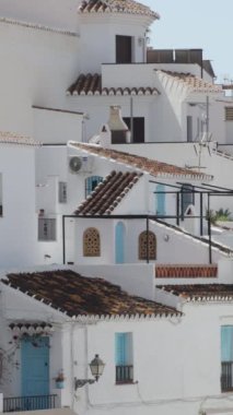 İspanya 'nın Frigiliana kentindeki Akdeniz köyünde beyaz evler. 4K Dikey