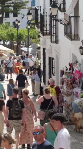 Turistas Caminando Por Una Calle Andalucía Frigiliana España Vertical — Vídeos de Stock