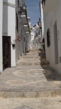 Endülüs köyünde dik bir yamaç. Frigiliana, İspanya. 4K Dikey