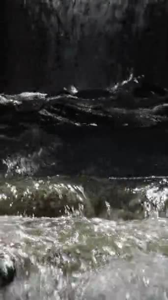 Horská Voda Teče Mezi Kameny Svisle — Stock video