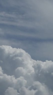 Gökyüzünde hareket eden bulutlar. Zaman aşımı. 4K Dikey