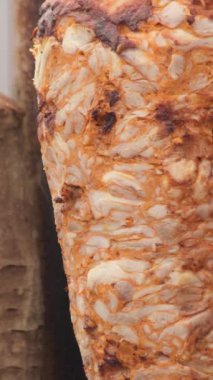 Gyros Doner Ke-bab dönüyor. 4K Dikey