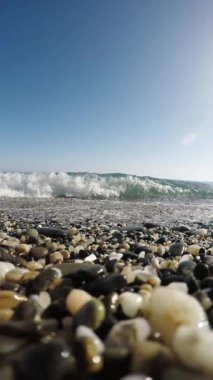 Küçük bir sahil dalgası geliyor. Dikey Yavaş Hareket HD