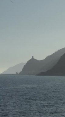 Akdeniz kıyısında eski bir gözetleme kulesiyle gün batımı. Granada, İspanya