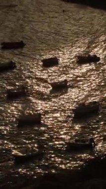 İspanya 'da Calahonda, Granada' da demirli bir sahilde gün batımı. 4K Dikey
