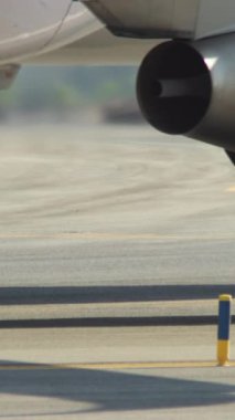 İniş takımları piste iniyor. 4K Dikey