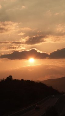 Otoyolda gün batımı, 20 / 09 / 202. 4K Dikey