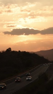 Arabalar gün batımında otoyolda, 20 / 09 / 2024, Velez Malaga, İspanya