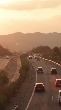 Trafikli bir otoyolda gün batımı, 20 / 09 / 2024, Velez Malaga, İspanya