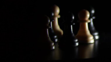 Bir grup beyaz satranç piyonu ve siyah dönen. Bütünleşme