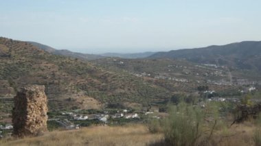 Günbatımında eski bir kalenin dinleniyor, Alcaucin, İspanya