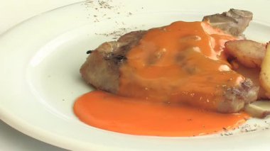 Patates ve mango soslu biftek.