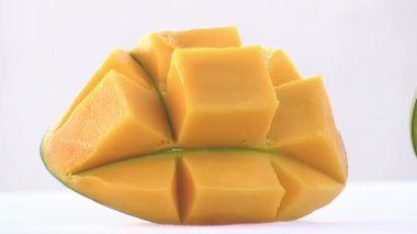 Mango küplere bölünür, yakınlaştırılır