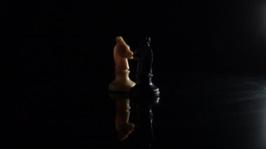 Beyaz ve Siyah Satranç figürleri, siyah çevre ile yüz yüze.