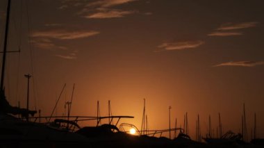Spor tekneleriyle gün batımı