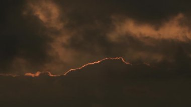 Gün batımında bulutlar hareket ediyor. Zaman Süreleri