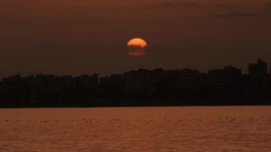 Güneş batarken bir sahil şehrinde