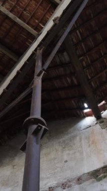 Eski terk edilmiş bir fabrikada oksitlenmiş metal sütun, Torrox, İspanya