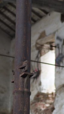 Terk edilmiş bir fabrikanın metal direği, Ingenio San Rafael, Torrox, İspanya