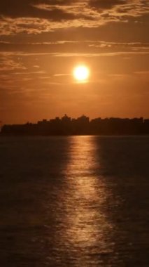 Bir sahil şehrinde güneş batarken. Zaman Süreleri