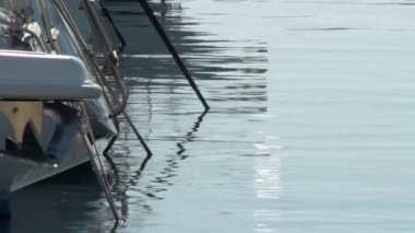 Limana demirlemiş spor gemileri