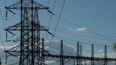 Güç hattında hareket eden bulutlar. Zaman Süreleri