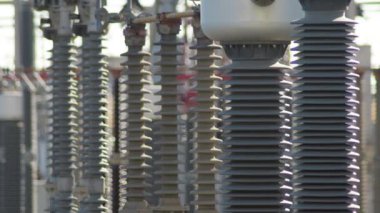 Kondansatörler bir elektrik santralinde çalışıyor. Yakınlaştır