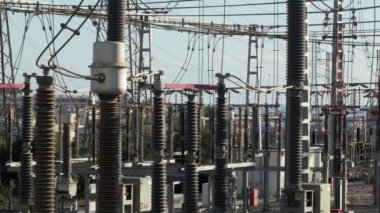 Güneşli bir günde elektrik santralindeki kapasitör bankaları
