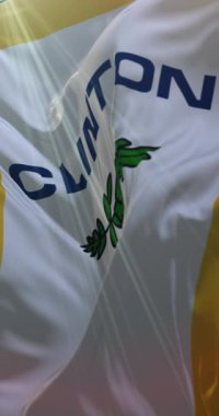 Clinton County Bayrağı, Michigan, ABD. 4K dikey. Döngü