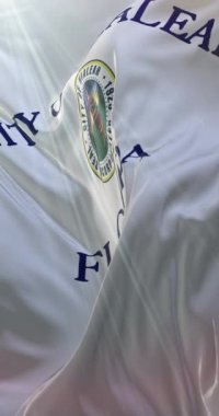 Hialeah şehir bayrağı, Florida, Amerika Birleşik Devletleri. 4K dikey. Döngü