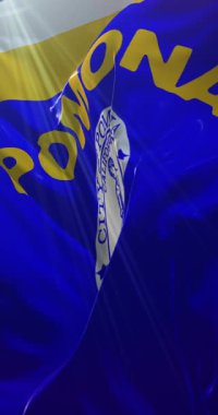 Pomona şehir bayrağı, California, Amerika Birleşik Devletleri, yavaş. 4K dikey. Döngü